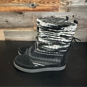 TOMS Nepal Boots Black Suede Textile Mix Woven Rawhide Lace Up Women’s Size 7